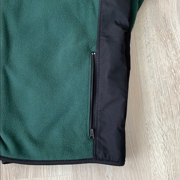 Old Navy Men’s Green and Black Zip Up Jacket - Picture 6 of 6